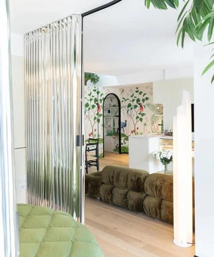 Круглая кровать и эффектная ширма: квартира 90 м² в Милане