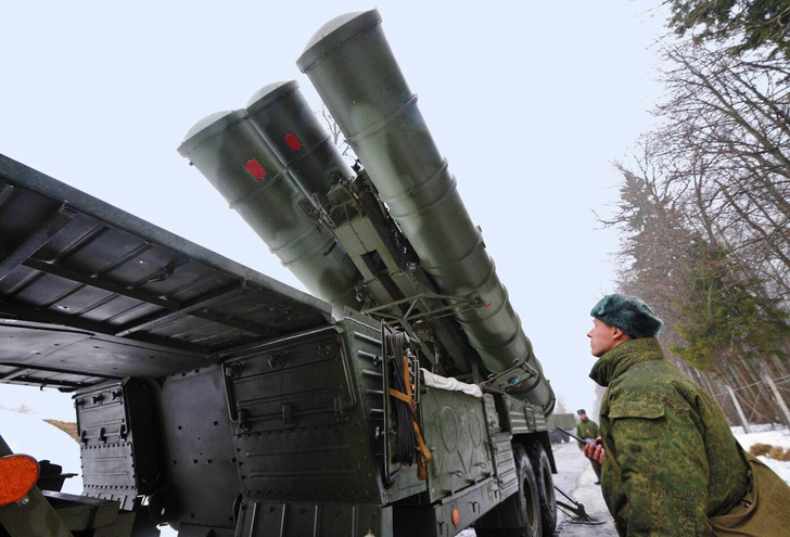 Завершающий этап подготовки к постановке на боевое дежурство комплекса С-400 «Триумф» в Московской области