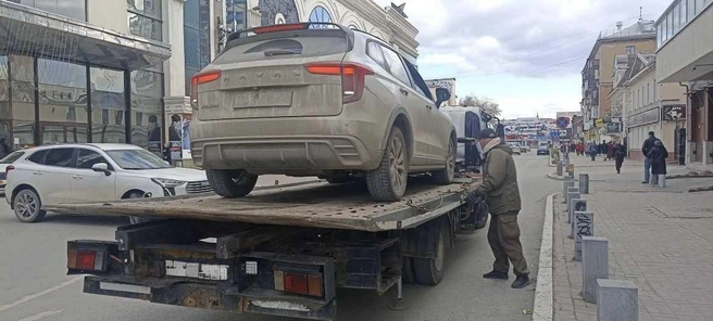 Haval погрузили на эвакуатор из-за большого долга его владельца | Источник: УФССП по Свердловской области