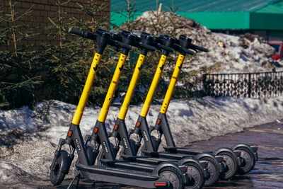 Омск не получит денег за стоянку электросамокатов