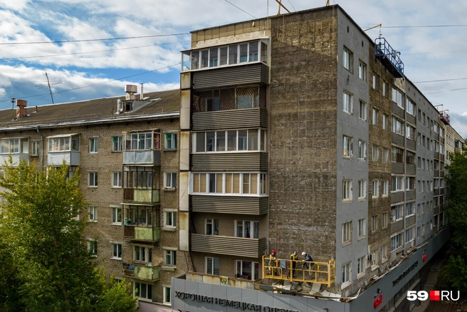 Портрета на стене нет, на фото видны рабочие, закончившие очистку | Источник: Юрий Лысков
