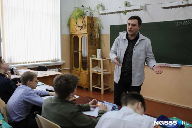 Для того чтобы заработать, учителям приходится брать повышенную нагрузку | Источник: Евгений Софийчук / NGS55.RU
