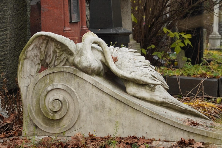 Загадочные склепы, ангелы и плакальщицы: 3 самых красивых кладбища Москвы