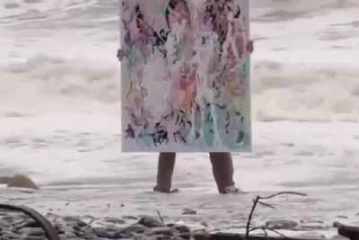 Шторм в Сочи повредил набережные, экстремалы рискуют жизнью