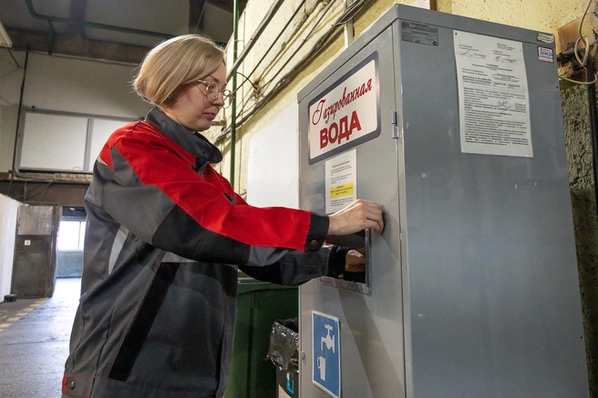 На выходе из цеха аппарат с газированной водой&nbsp;— как в детстве | Источник: Василина Любимова