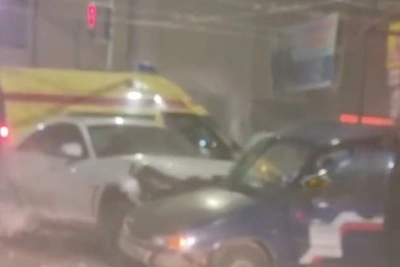 В Чите утром столкнулись ВАЗ и Infiniti, есть пострадавший