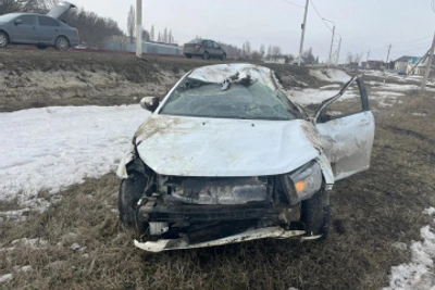 В Грязинском районе водитель «Лады Весты» пострадал при опрокидывании