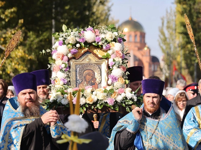 Икона Богоматери возглавляла процессию. Её оклад, как обычно, украсили свежими цветами. | Источник: Алексей Волхонский / V1.RU