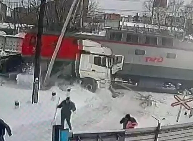 В Подмосковье тепловоз снес застрявшую на переезде фуру | ya62.ru
