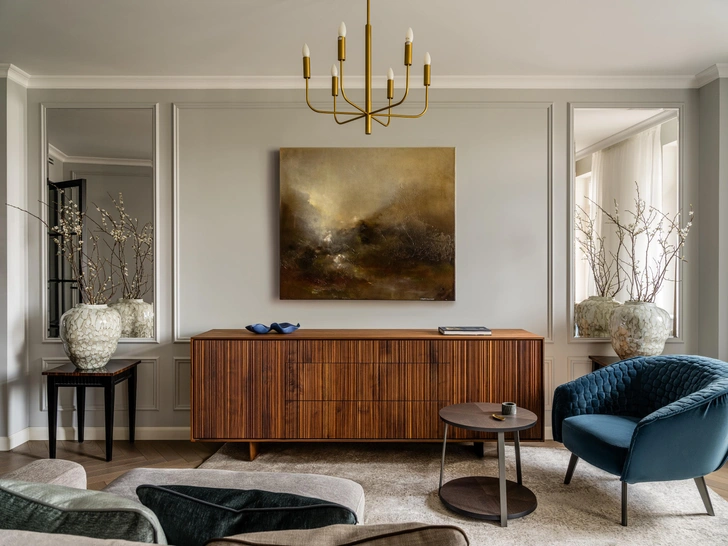 Комод, Riva 1920. Кресло, Bonaldo. Столики и аксессуары, plush.5325. Зеркала, Miralls. Картина Елены Троянской. | Источник: Евгений Кулибаба. Стиль: Людмила Кришталева