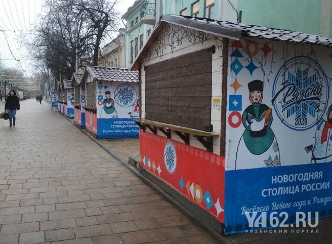 Деревянные сувенирные лавочки на Почтовой