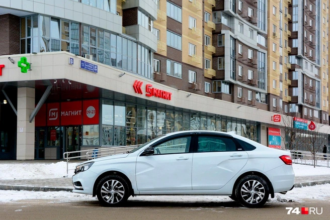 Седан Lada Vesta стоит сегодня от 1,525 млн рублей, но мы выбрали версию с подогревом сидений и мультимедиа, которая на 100 тысяч дороже | Источник: Артем Краснов