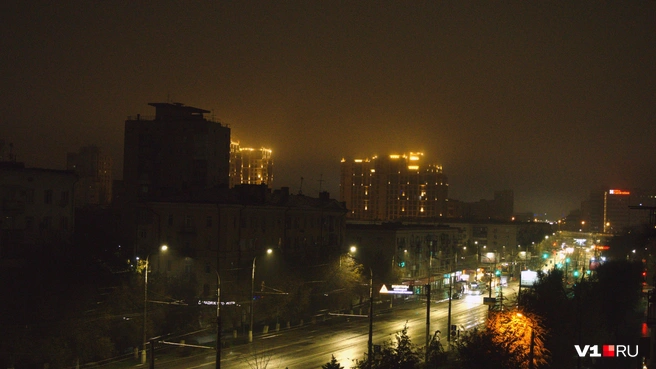 Первыми в тумане исчезли неоновые вывески высоток в центре города | Источник: читатели V1.RU