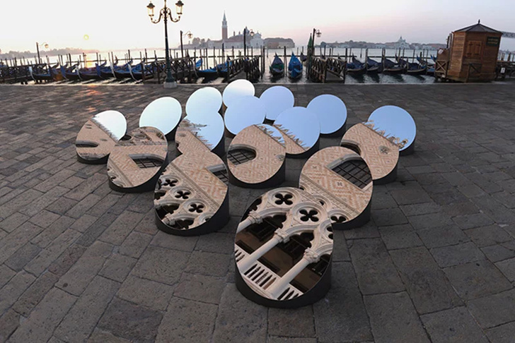 Зеркальная инсталляция в Венеции (фото 0)