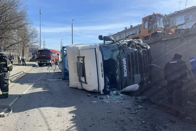 «Колесо лопнуло»: большегруз рухнул с виадука в Нижнем Новгороде