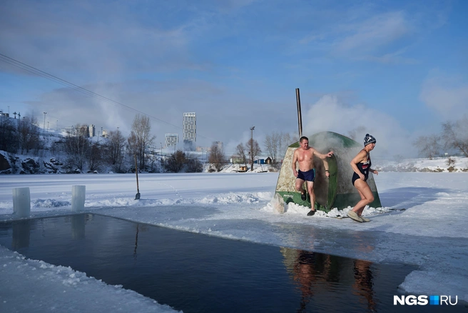 У моржей сезон только начинается, любители холодной воды точно знают, как провести морозный день | Источник: Александр Ощепков / NGS.RU