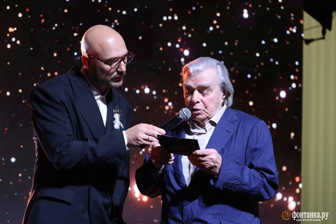 Гребец, тренер, бронзовый медалист Олимпиады 1960 года, двукратный победитель английской королевской регаты, почетный мастер спорта СССР Юрий Бачуров и ведущий церемонии Владимир Маркони