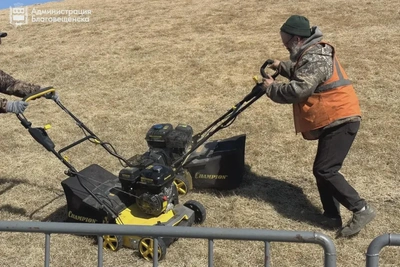 Благовещенскую набережную готовят к лету: ремонт площадок и подкормка газонов