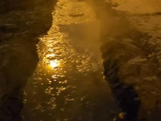 Водосточная канава переполнена горячей водой. | Источник: читатель 72.RU 