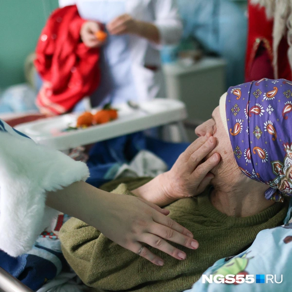 После добрых слов от Деда Мороза некоторые не могли сдержать слез. Пациенты рассказывали о своей боли  | Источник: Евгений Софийчук / NGS55.RU