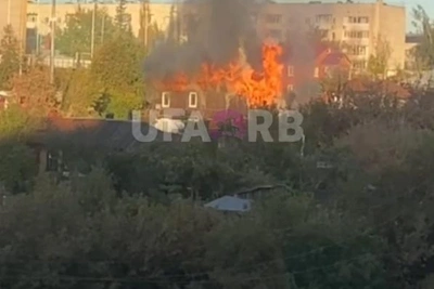 В Уфе загорелась кровля дома на Подвойского