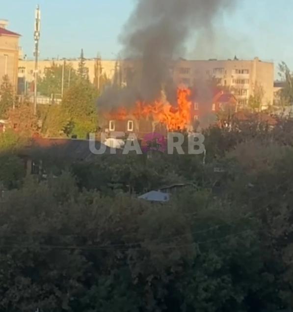 Горит жилой дом в Уфе — жителей экстренно эвакуируют