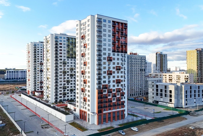 Белые дома с яркими акцентами смотрятся лаконично и эффектно | Источник: «Характер»