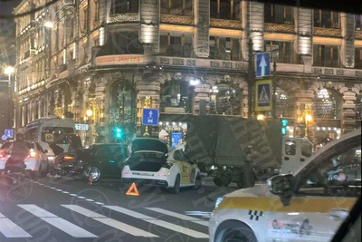 У Дома Зингера произошло ДТП с такси