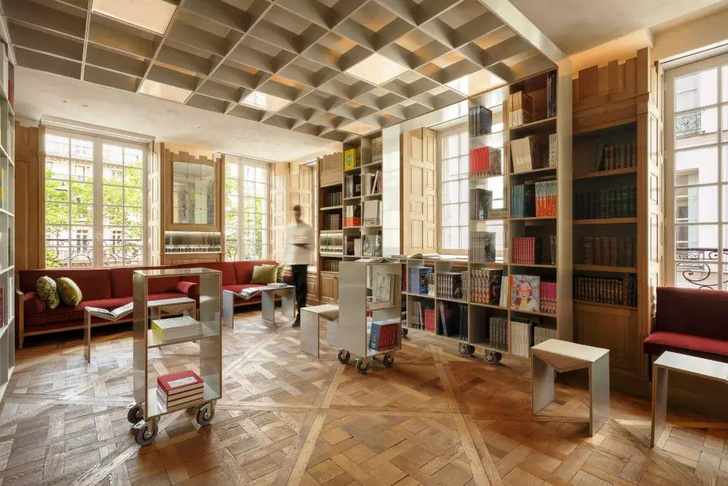 Бар-библиотека Cravan в Париже