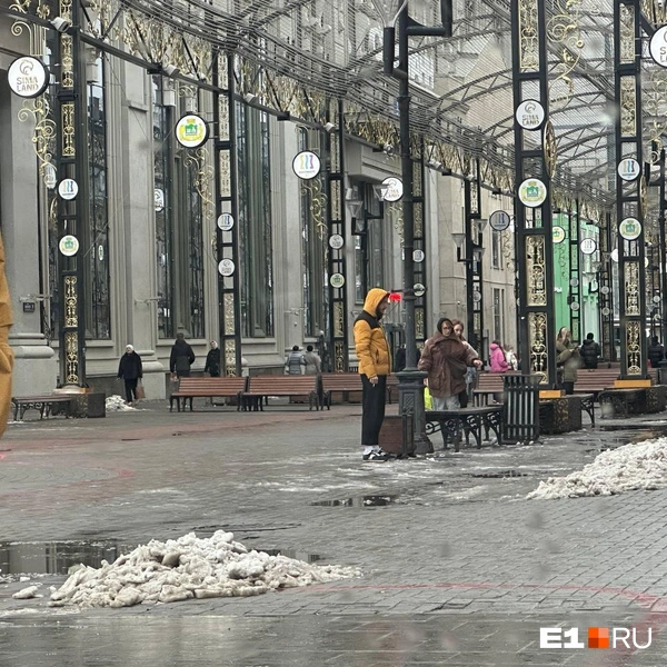 На пешеходной улице Вайнера более-менее чисто, из общей картины выбиваются лишь кучи серого снега | Источник: Марина Малкова / Е1.RU