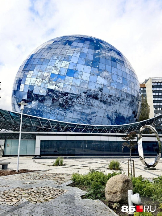 Новый корпус музея выполнен в виде нашей планеты | Источник: Анастасия Шевякова / 86.RU