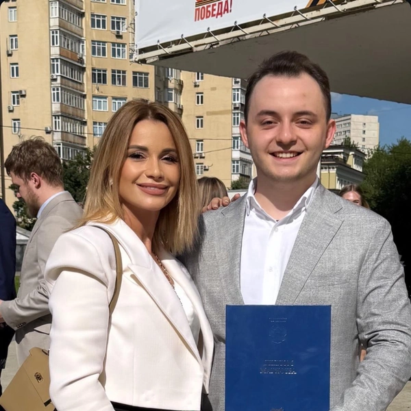 Орлова пришла на вручение дипломов в университете сына 