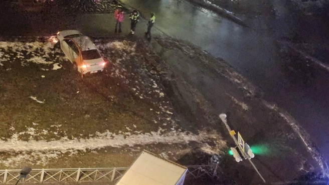 Пьяная пользовательница каршеринга в Петербурге оплатит сбитый во время погони светофор | Источник: Официальный телеграм-канал прокуратуры Санкт-Петербурга