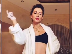 Светлана Лобода станцевала в белье и медицинских перчатках