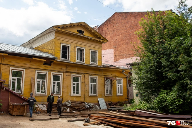 Во дворе проходят какие-то работы. Фасад со двора желтого цвета | Источник: Кирилл Поверинов / 76.RU