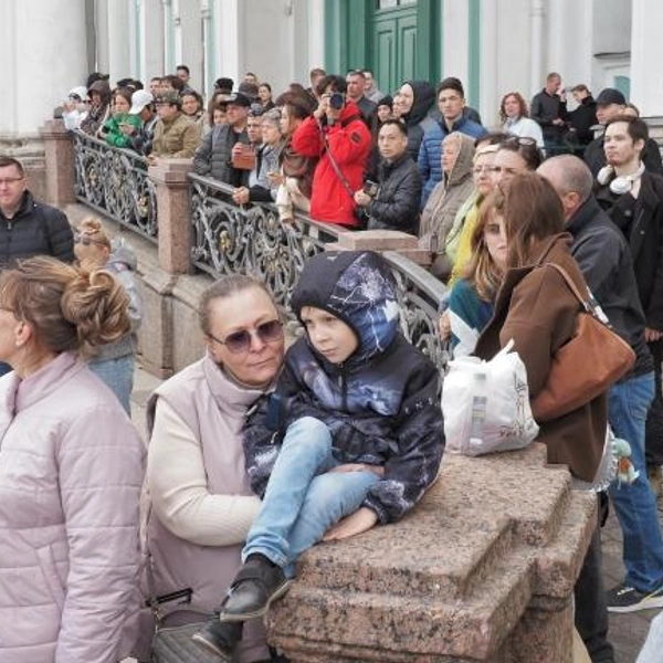 Жители и гости Петербурга собрались на Дворцовой площади посмотреть на репетицию Парада | Источник: Михаил Огнев / «Фонтанка.ру»