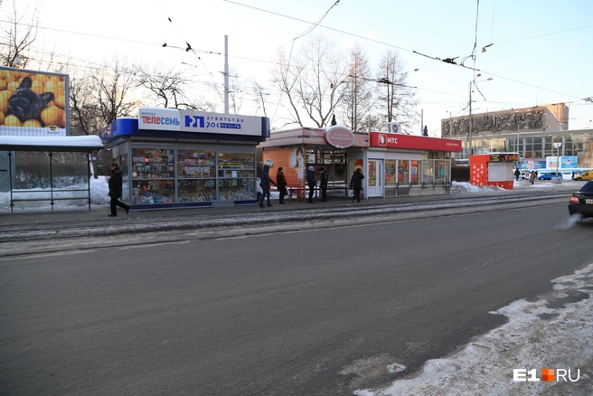 Так выглядела остановка «Площадь коммунаров» в середине 2010-х. Под навесом можно было укрыться и от дождя, и от ветра | Источник: Артём Устюжанин / E1.RU