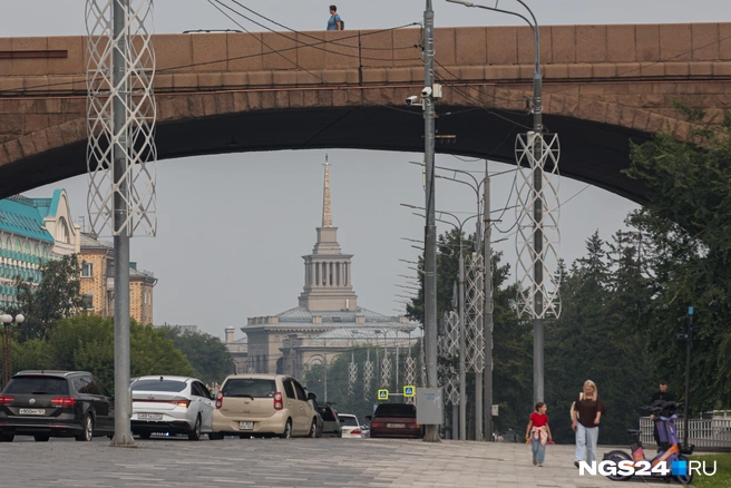 Горожане гуляли несмотря ни на что… | Источник: Мария Ленц / NGS24.RU