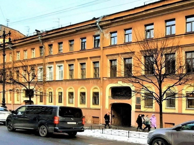 Панно были размещены над аркой и входом в дом на Маяковского, 15 | Источник: Главное управление государственного коннозаводства. Манеж -Государственная Конюшня — Театр балета им. Леонида Якобсона на Citywalls.ru