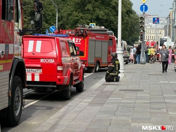 Машины спасателей перекрыли проезд | Источник: Артем Устюжанин / MSK1.RU 