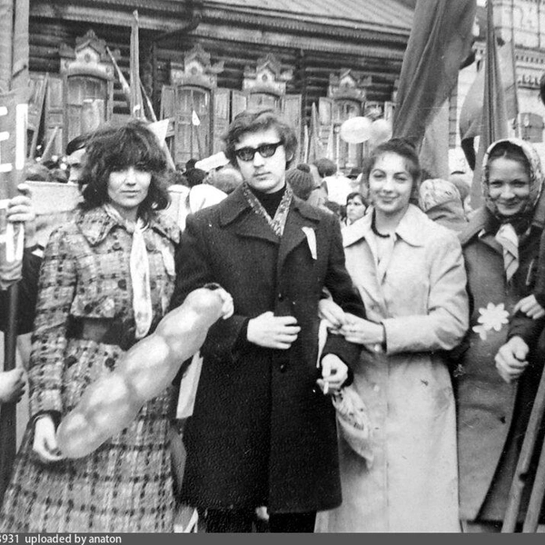 Стильная тройка в центре фотографии | Источник: pastvu.com