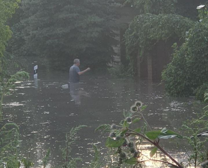 «Дома воды по пояс»: тюменцы показали жуткие последствия тропического ливня — к такому никто не был готов