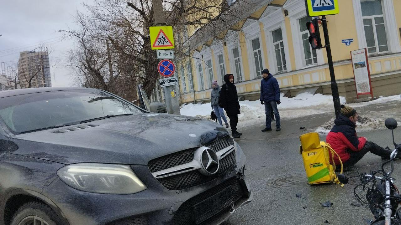 В Перми у Дягилевки сбили доставщика на электровелосипеде - 4 марта 2024 -  59.ру