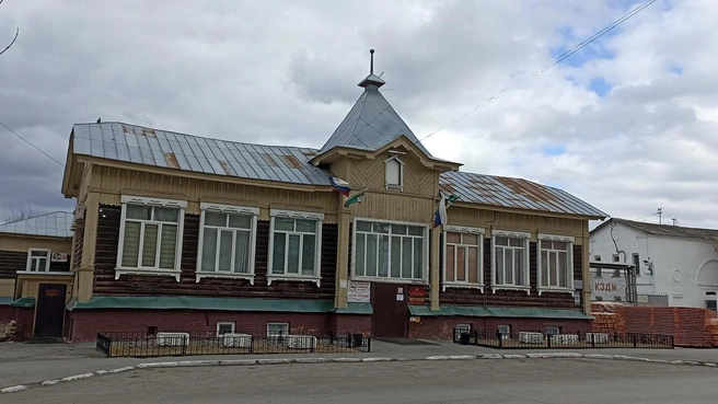 С виду здание небольшое, а внутри&nbsp;— вместительное | Источник: Анна Сарапульцева / 45.RU