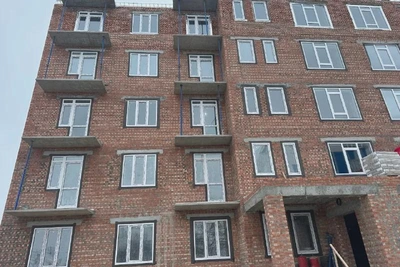 Завершен монтаж оконных блоков в многоквартирном доме Волновахи