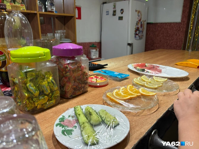 Разнообразные закуски, включая поштучные конфеты | Источник: Дарья Ходосевич / YA62.RU
