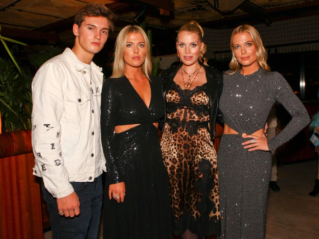 Сэмюэл Эйткен, леди Амелия Спенсер, леди Китти Спенсер и леди Элиза Спенсер на вечеринке Perfect Magazine LFW, 21 февраля 2022 | marieclaire.ru