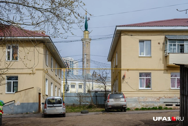 Минарет мечети виден из дворов | Источник: Булат Салихов / UFA1.RU