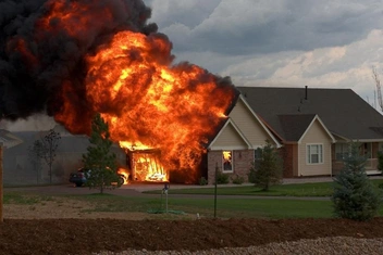 «Кого спасете из пожара: своего питомца или чужого ребенка?»: россияне вновь сражаются в попытке найти правильное решение этой дилеммы