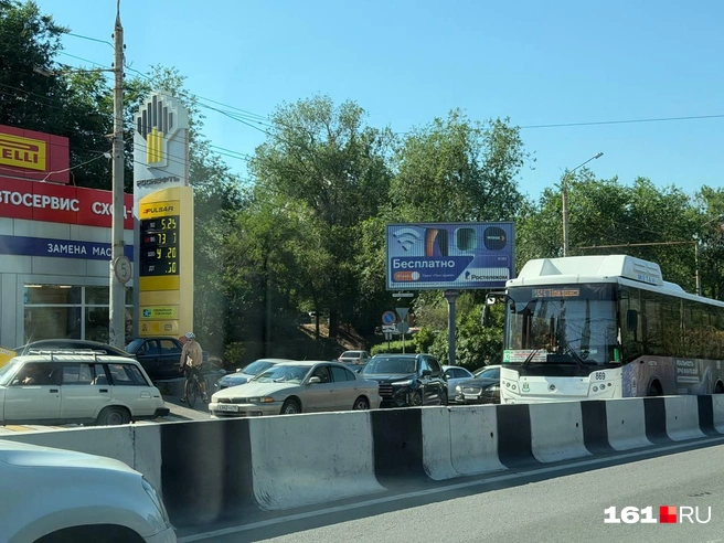 Заправка напротив Братского кладбища собрала очередь | Источник: Евгений Вдовин / 161.RU